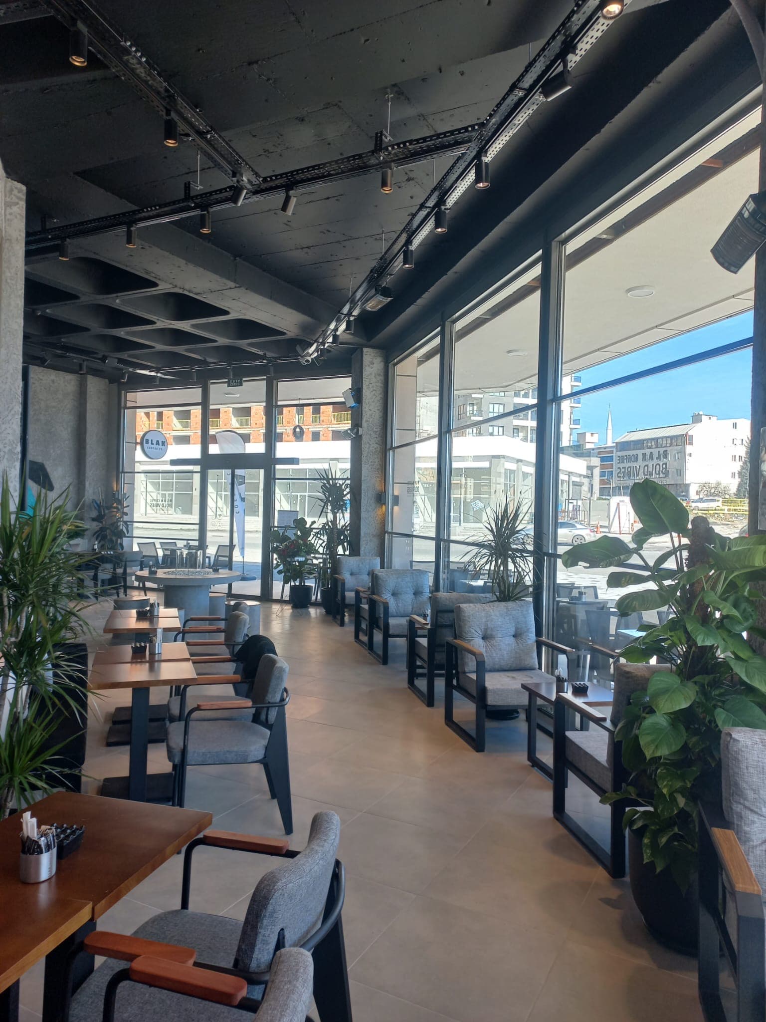 Açık Hava Kafe — Cam Teras Sistemi
